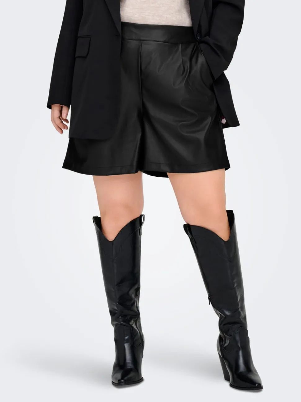 CARTILA Regular Fit short en simili cuir