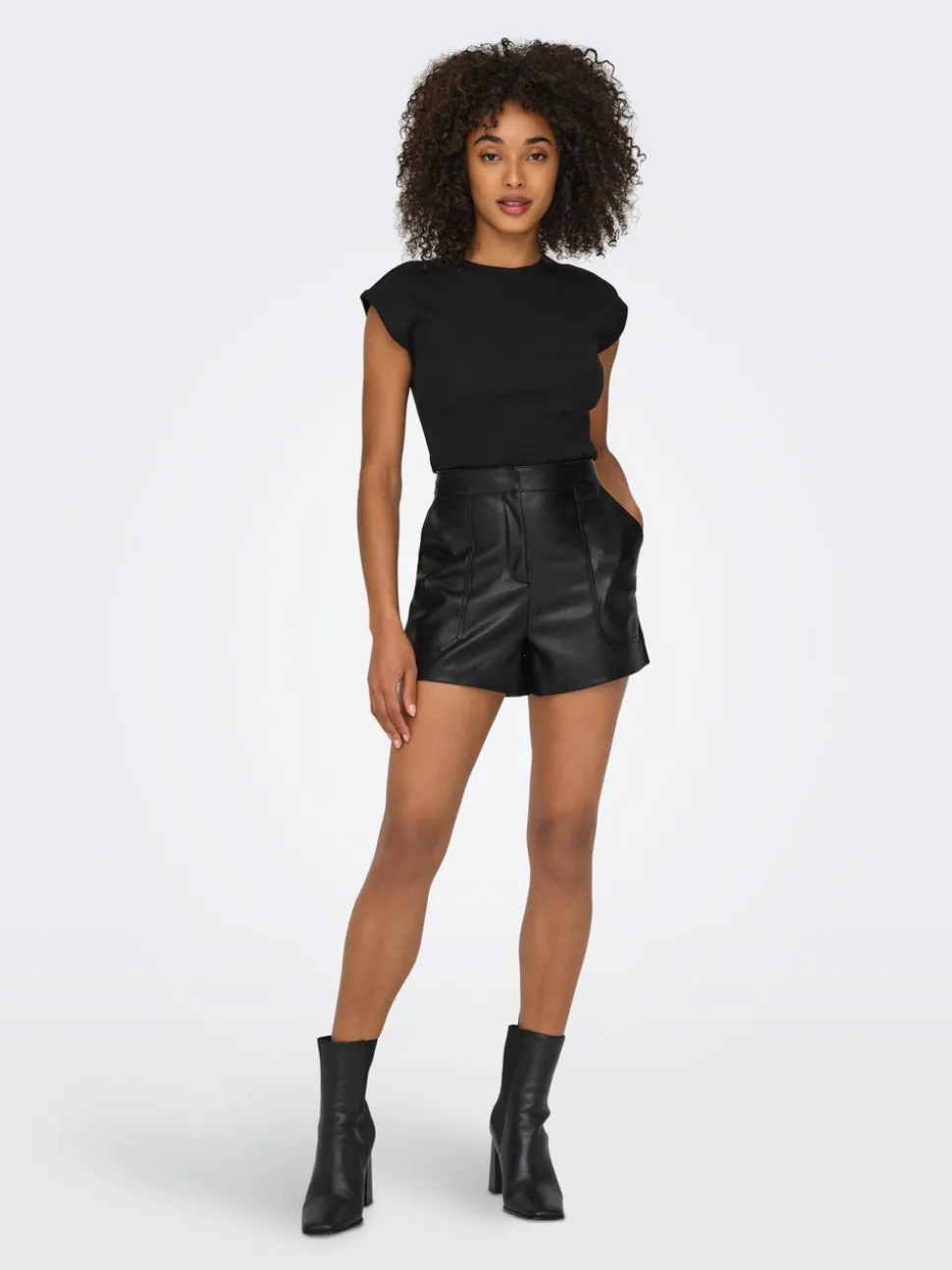 ONLTRICIA Taille moyenne Baggy Fit Short en cuir synthétique